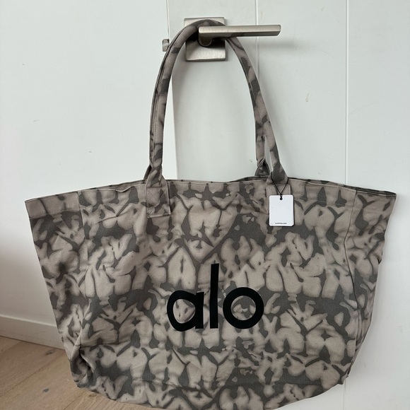 ALO Yoga Camouflage Gray Tote Bag - Picture 2 of 4
